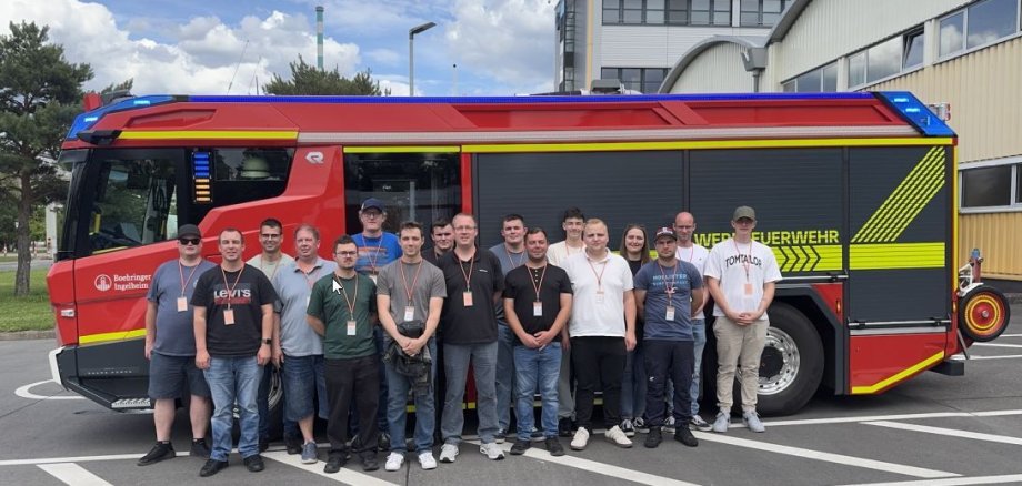Kameraden vor einem Feuerwehrfahrzeug der Werkfeuerwehr Boehringer Ingelheim