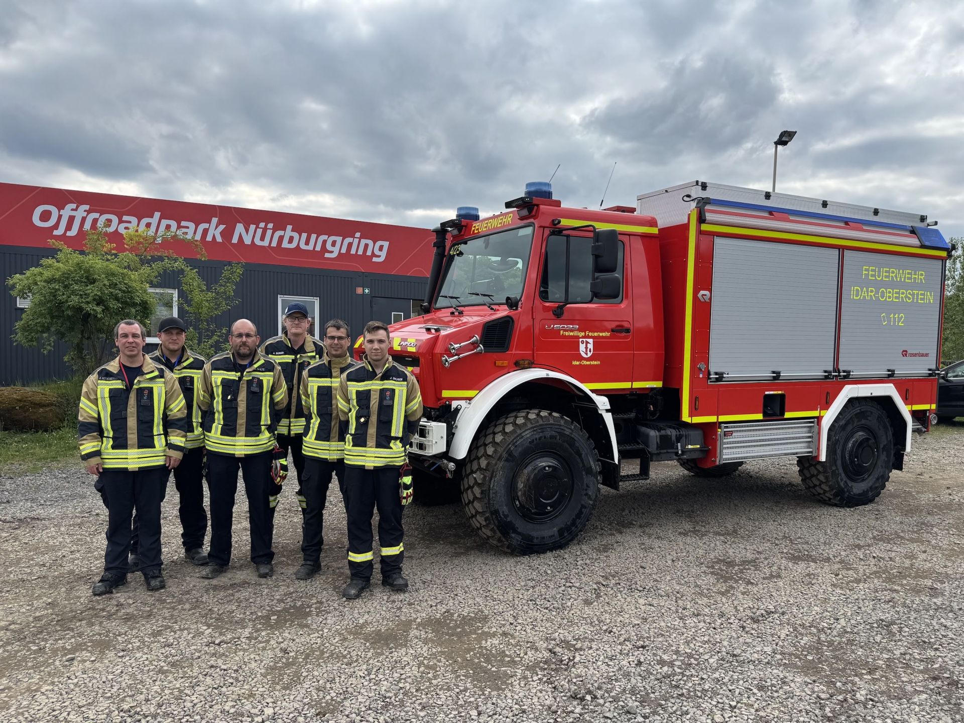 Gruppenfoto, Kameraden mit Unimog am Nürburgring