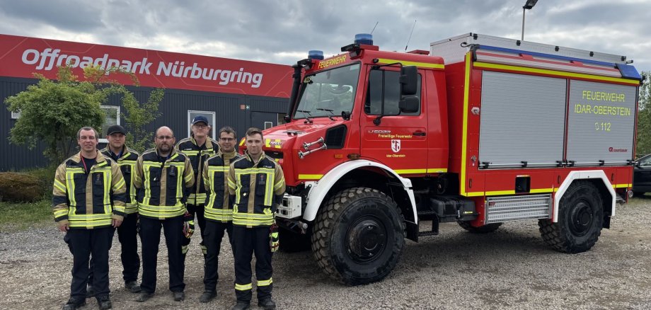 Gruppenfoto, Kameraden mit Unimog am Nürburgring