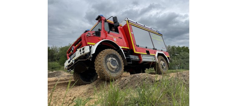 Unimog in Schieflage im Gelände