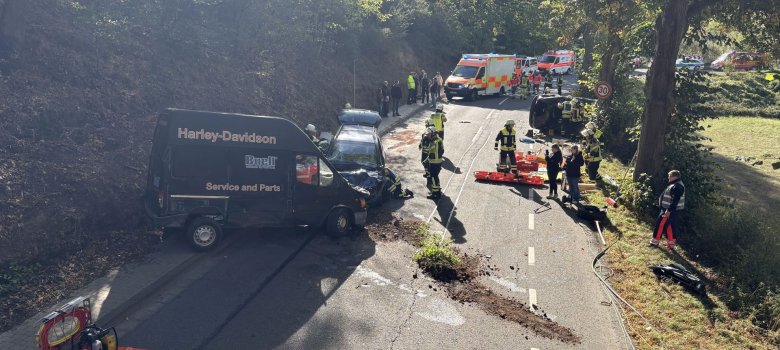 Unfallstelle mit Blaulichtfamilie