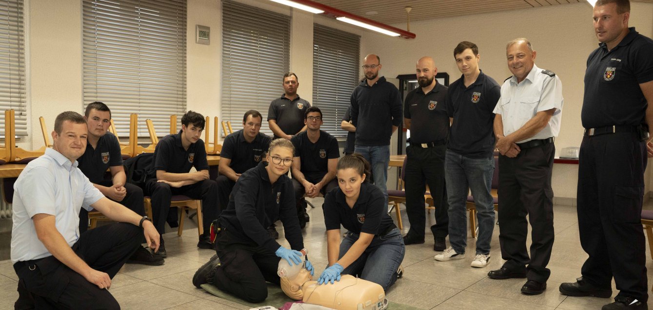 Gruppenfoto. Feuerwehrangehörige bei der Reanimationsübung