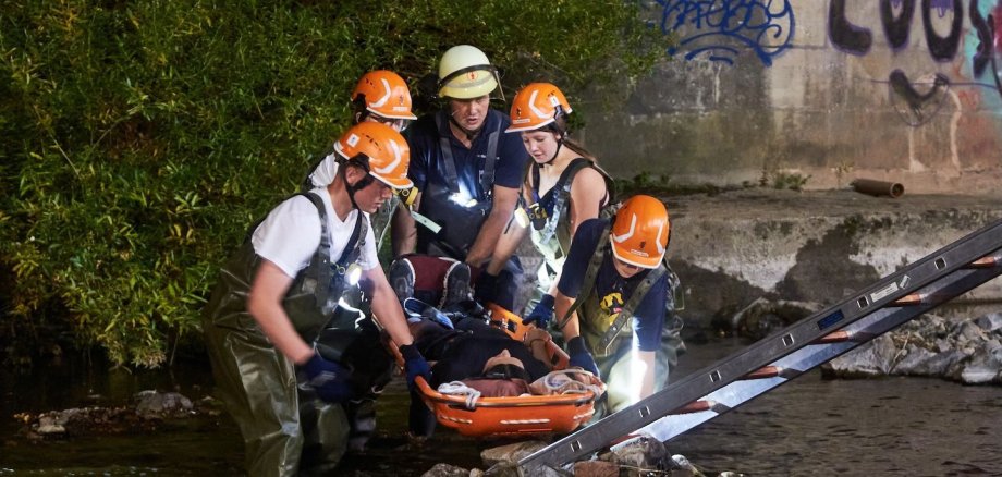 Jugendliche bei Personenrettung in der Nahe