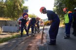Jugendliche streuen eine Ölspur ab