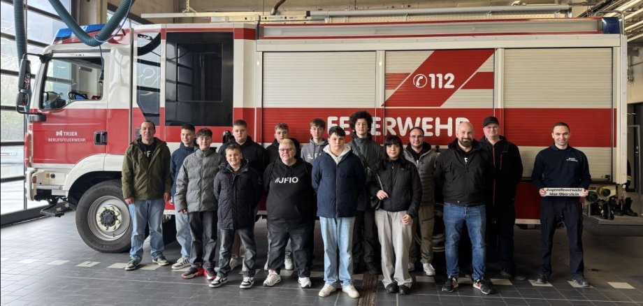 Gruppenfoto vor einem Einsatzfahrzeug