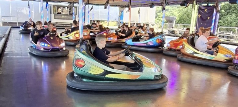 Jugendfeuerwehr fährt Autoscooter