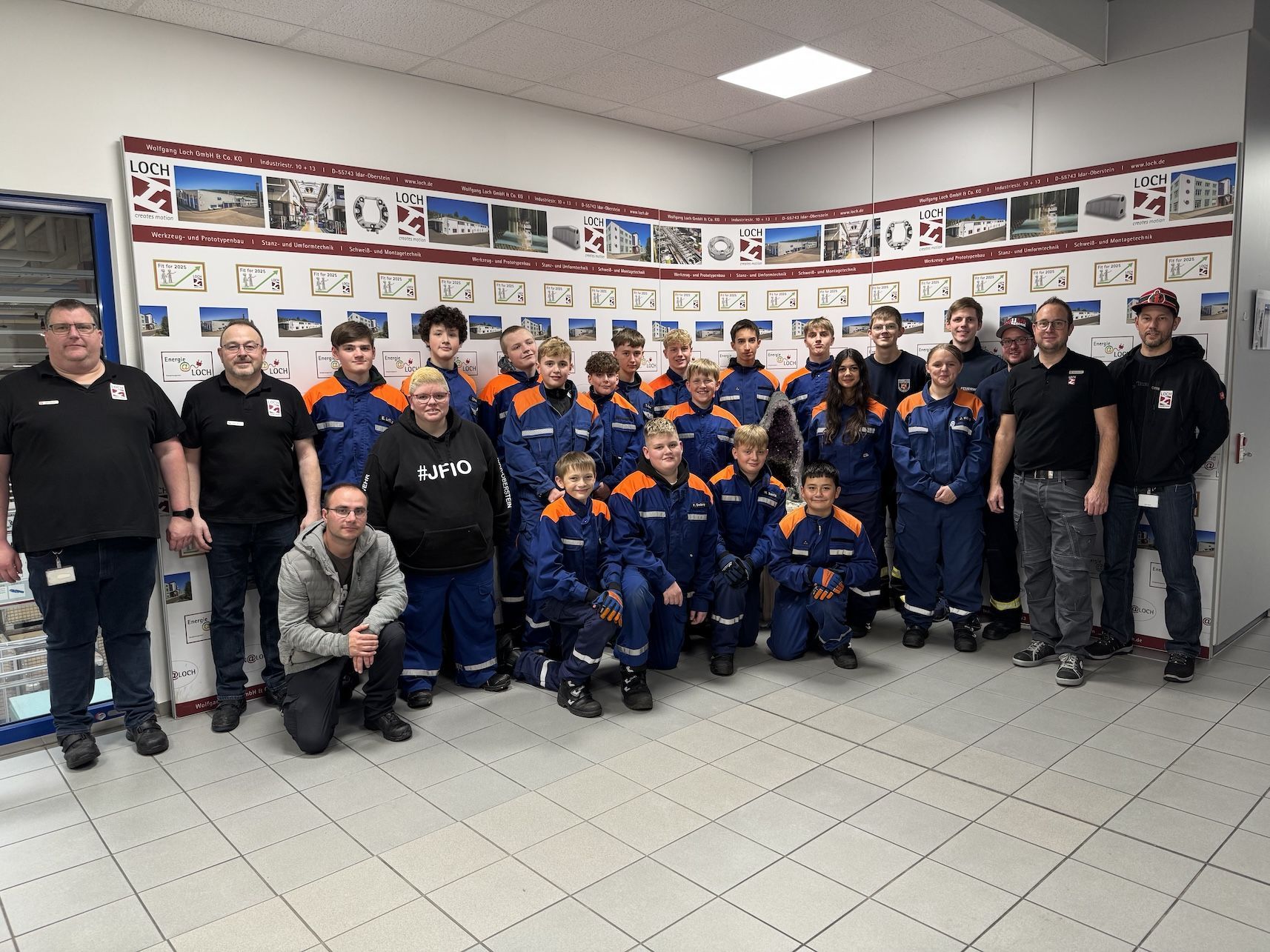 Gruppenfoto Jugendfeuerwehr und Mitarbeiter der Firma Loch
