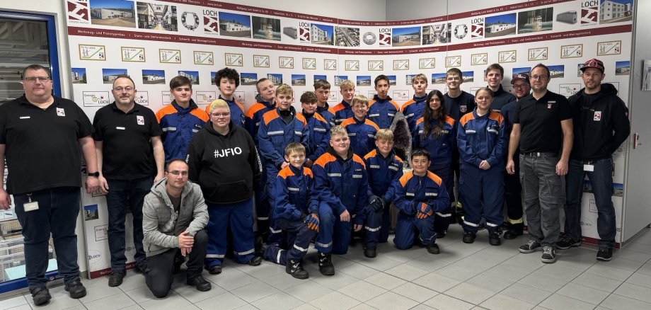 Gruppenfoto Jugendfeuerwehr und Mitarbeiter der Firma Loch