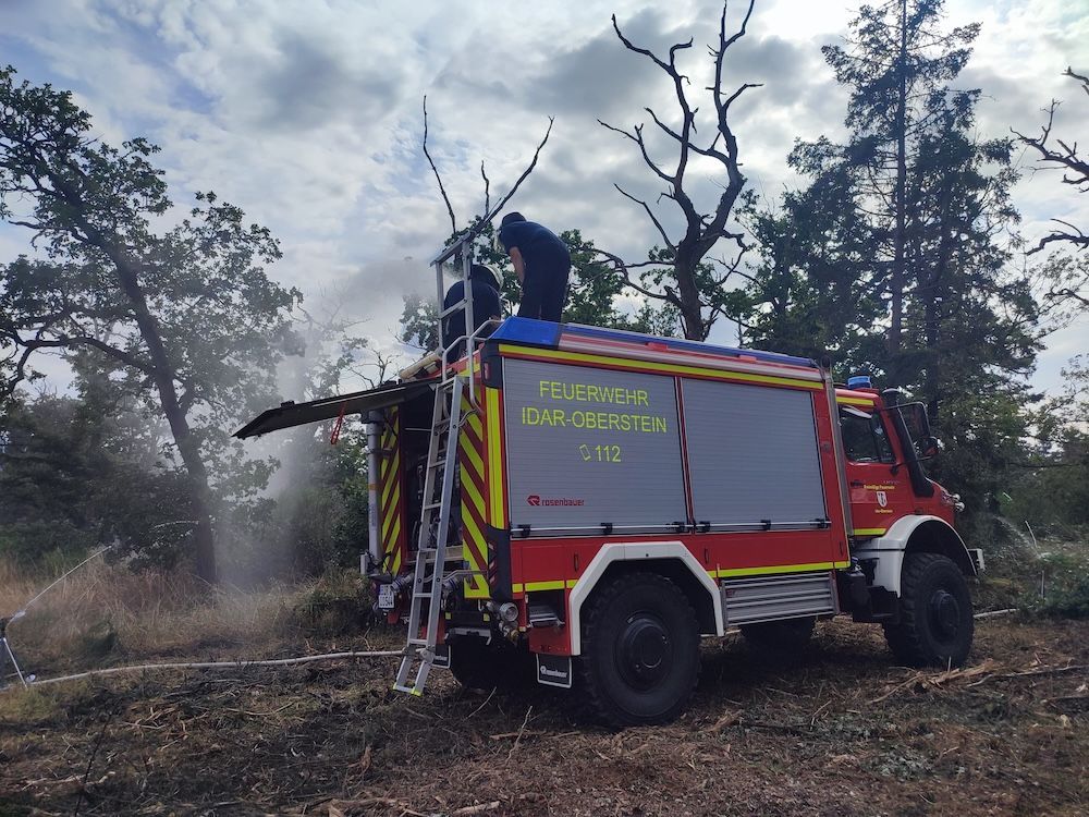 2 Feuerwehrangehörige auf dem Dach des TLF 3000