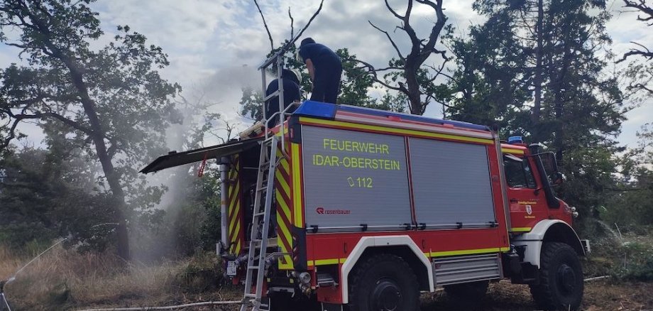 2 Feuerwehrangehörige auf dem Dach des TLF 3000