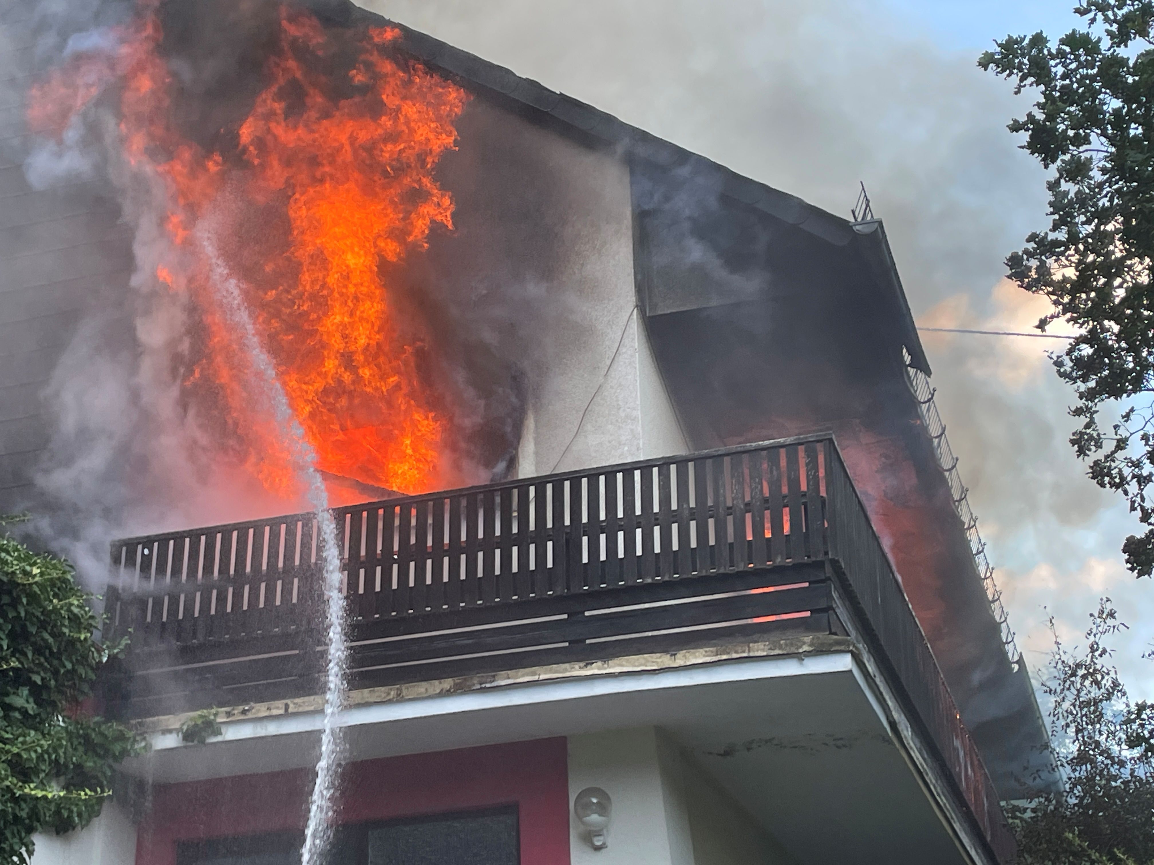 Flammen schlagen aus Fenster und werden gelöscht