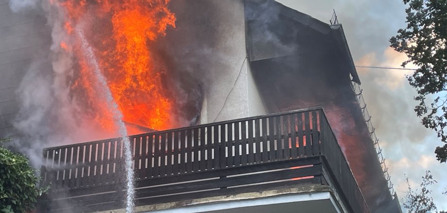 Flammen schlagen aus Fenster und werden gelöscht