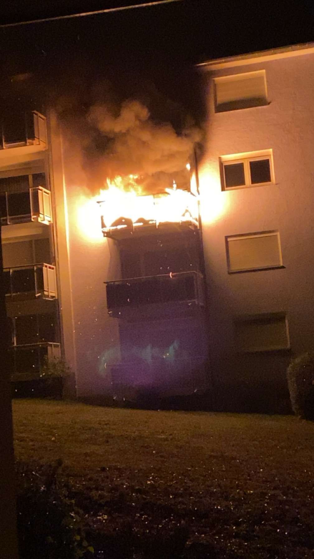 Außenansicht, brennende Wohnung