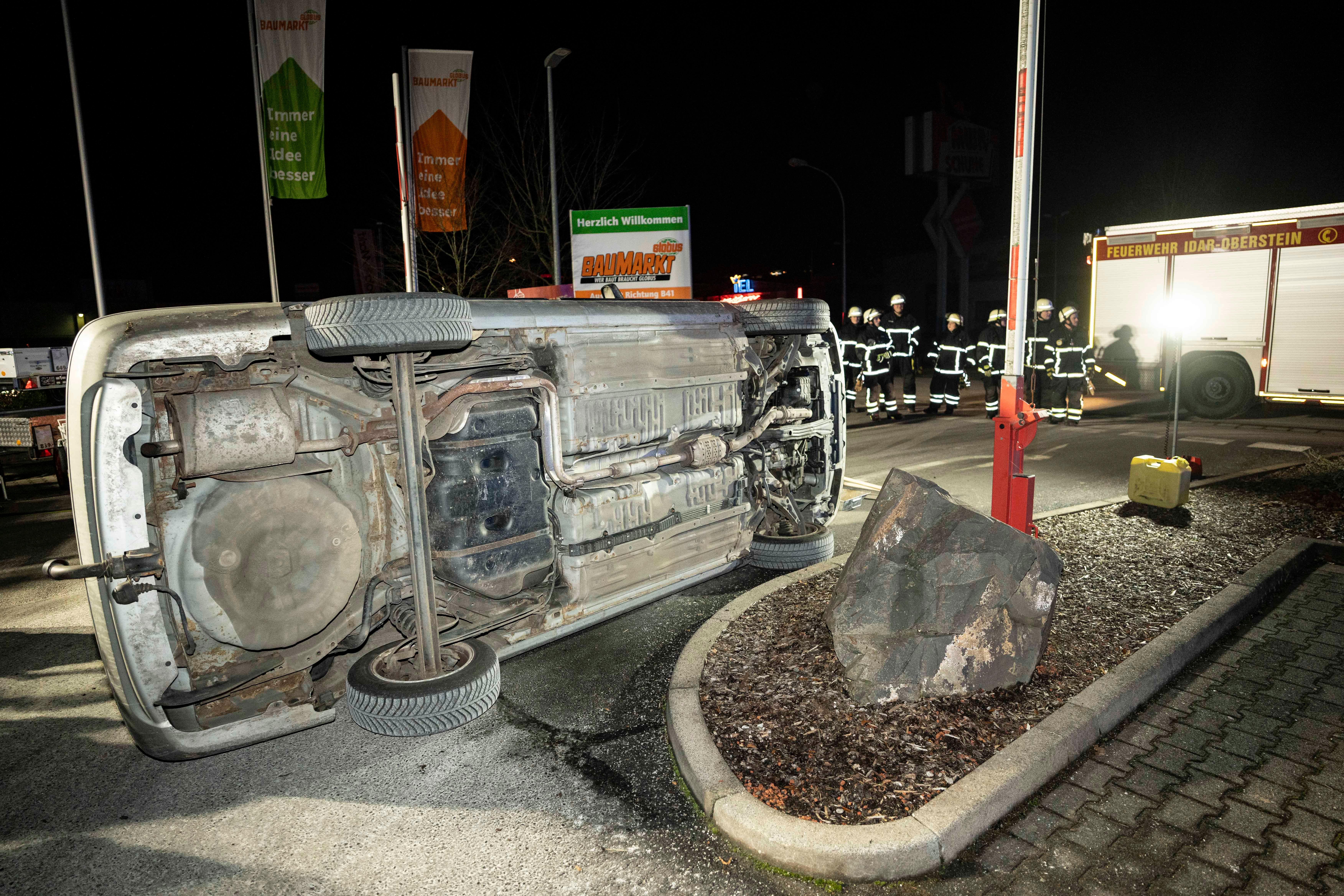 Unfallstelle, auf der Seite liegendes Fahrzeug