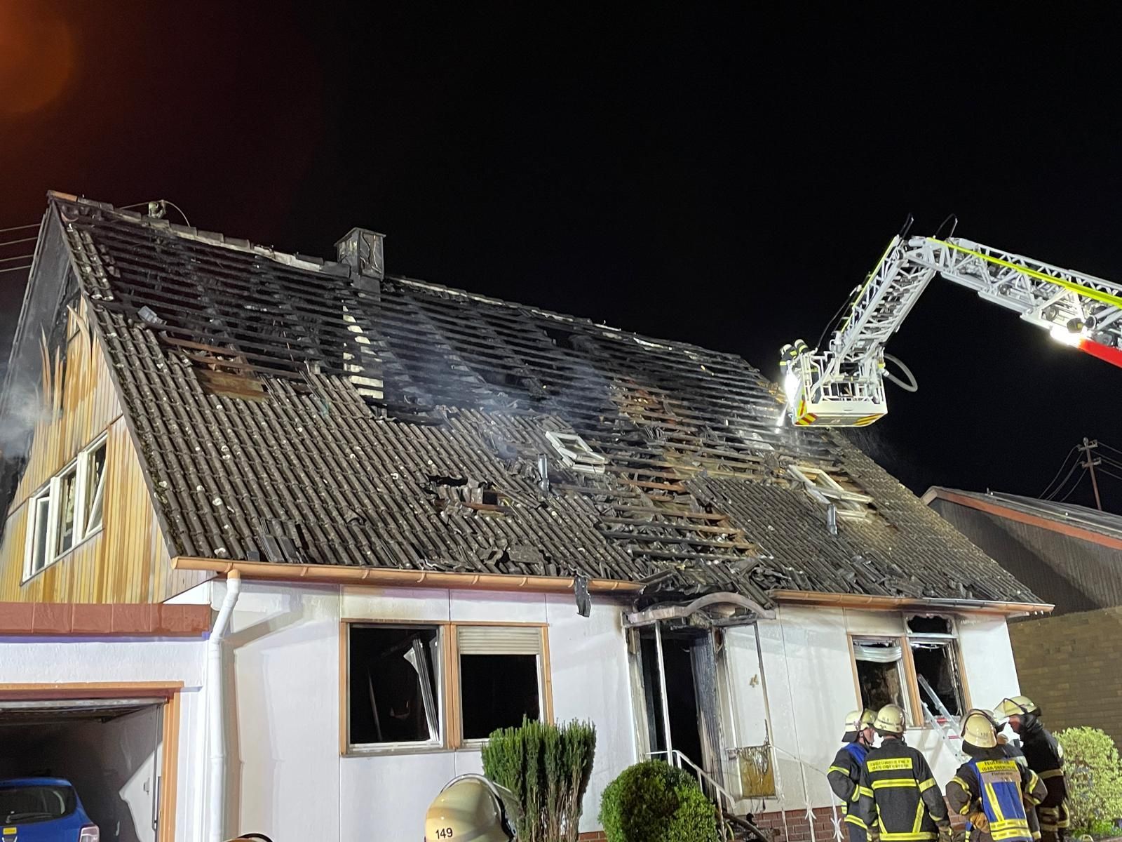 Dach wird mit Drehleiter gelöscht