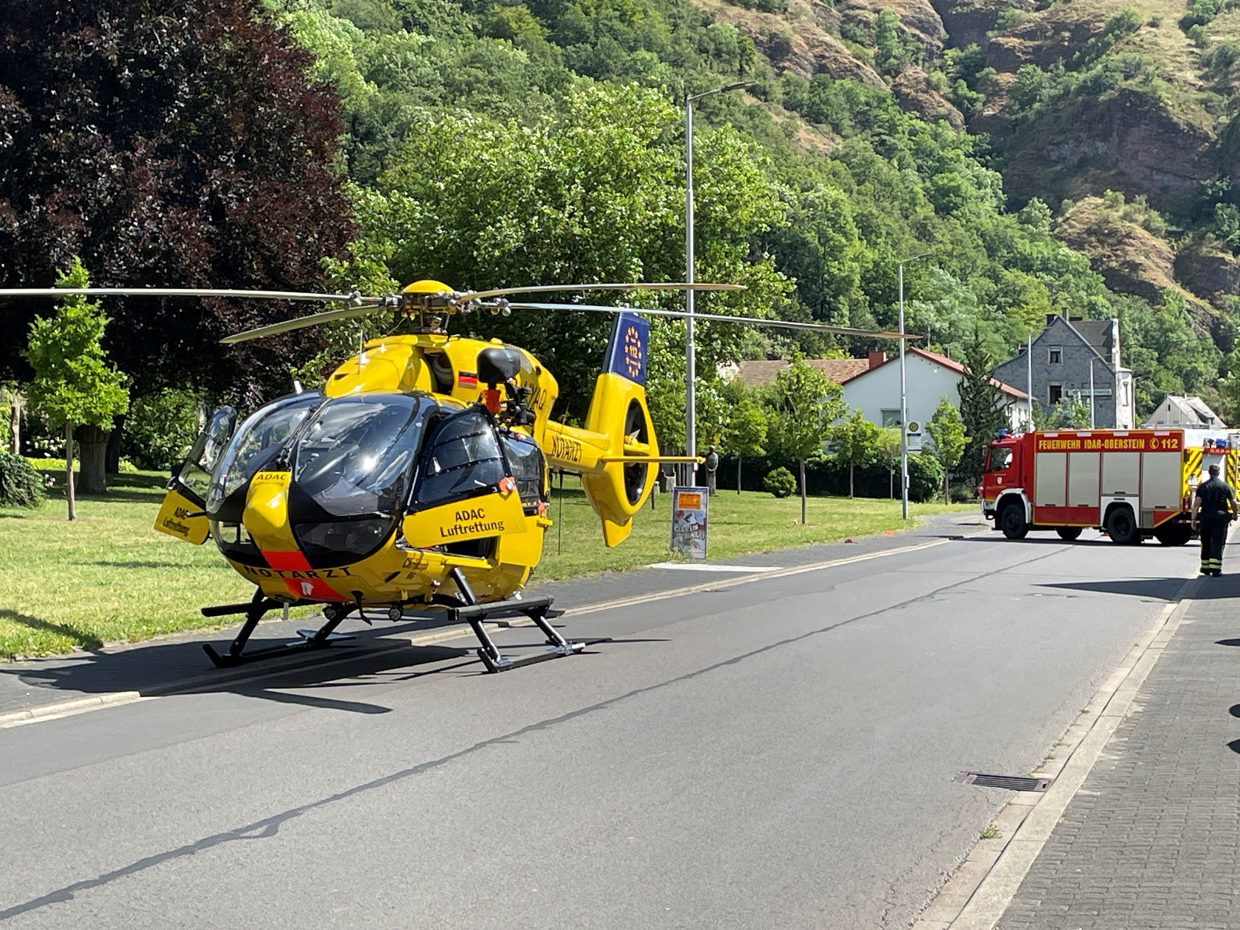 Hubschrauber und Rüstwagen an Einsatzstelle
