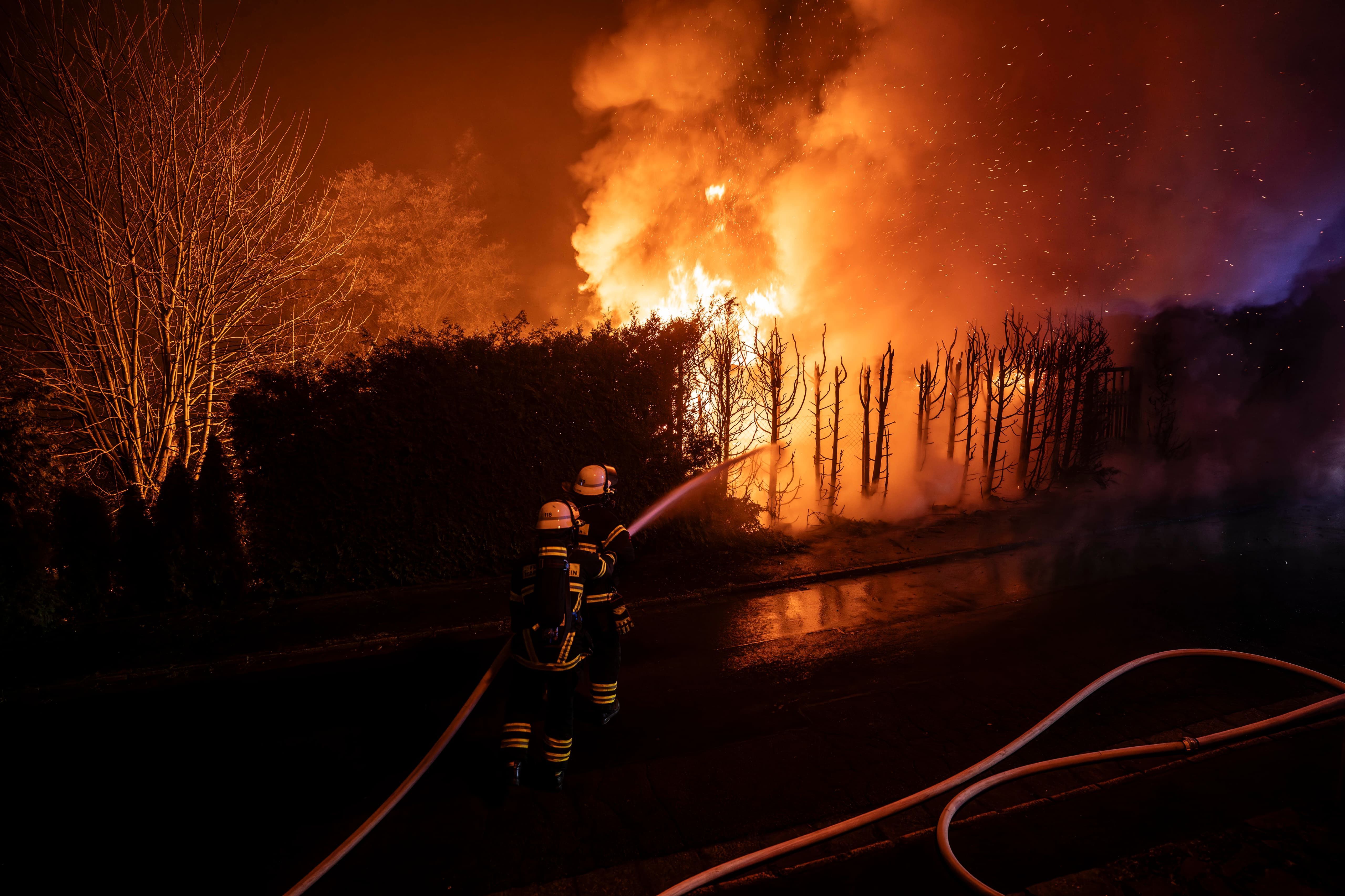 Feuerwehrangehörige beim Löschen