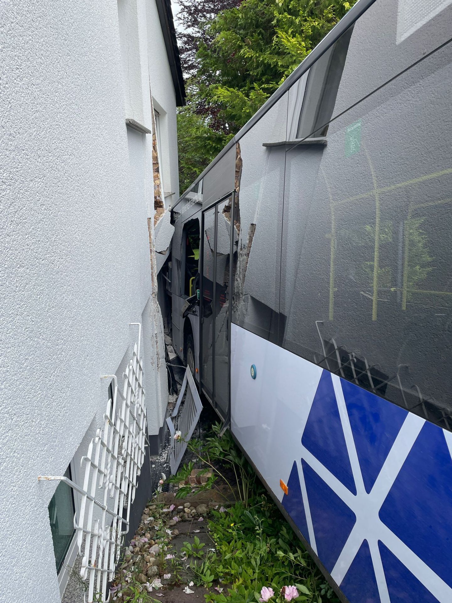 Bus an/in Hauswand