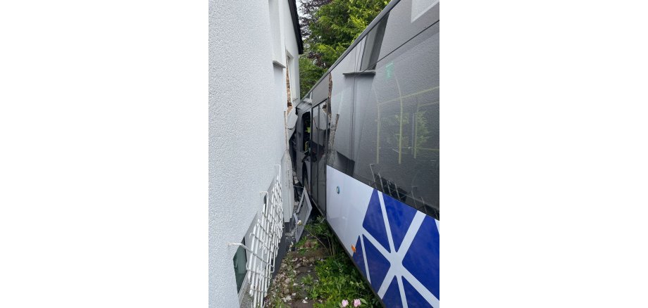 Bus an/in Hauswand