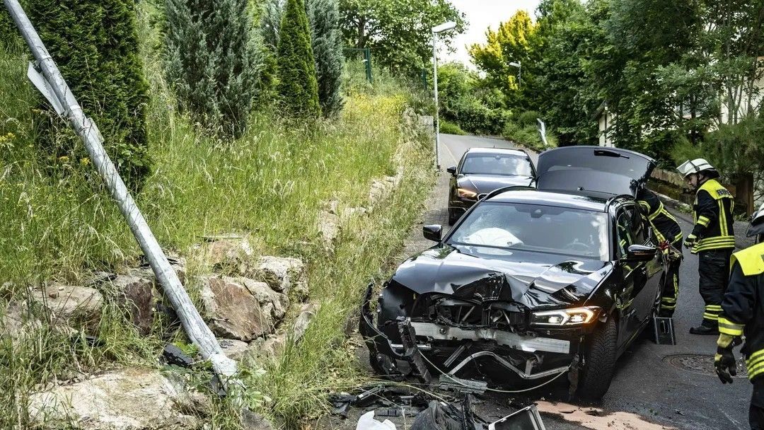 Auto frontal gegen Laterne