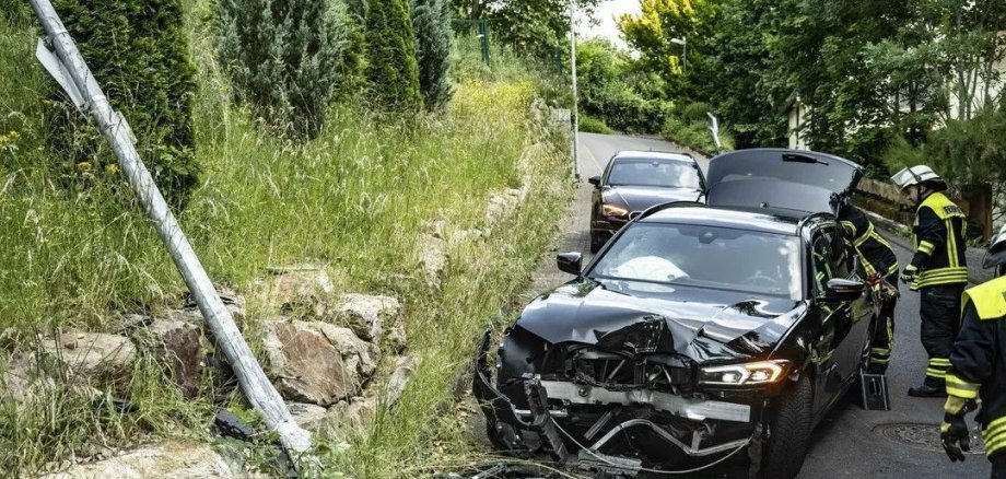 Auto frontal gegen Laterne