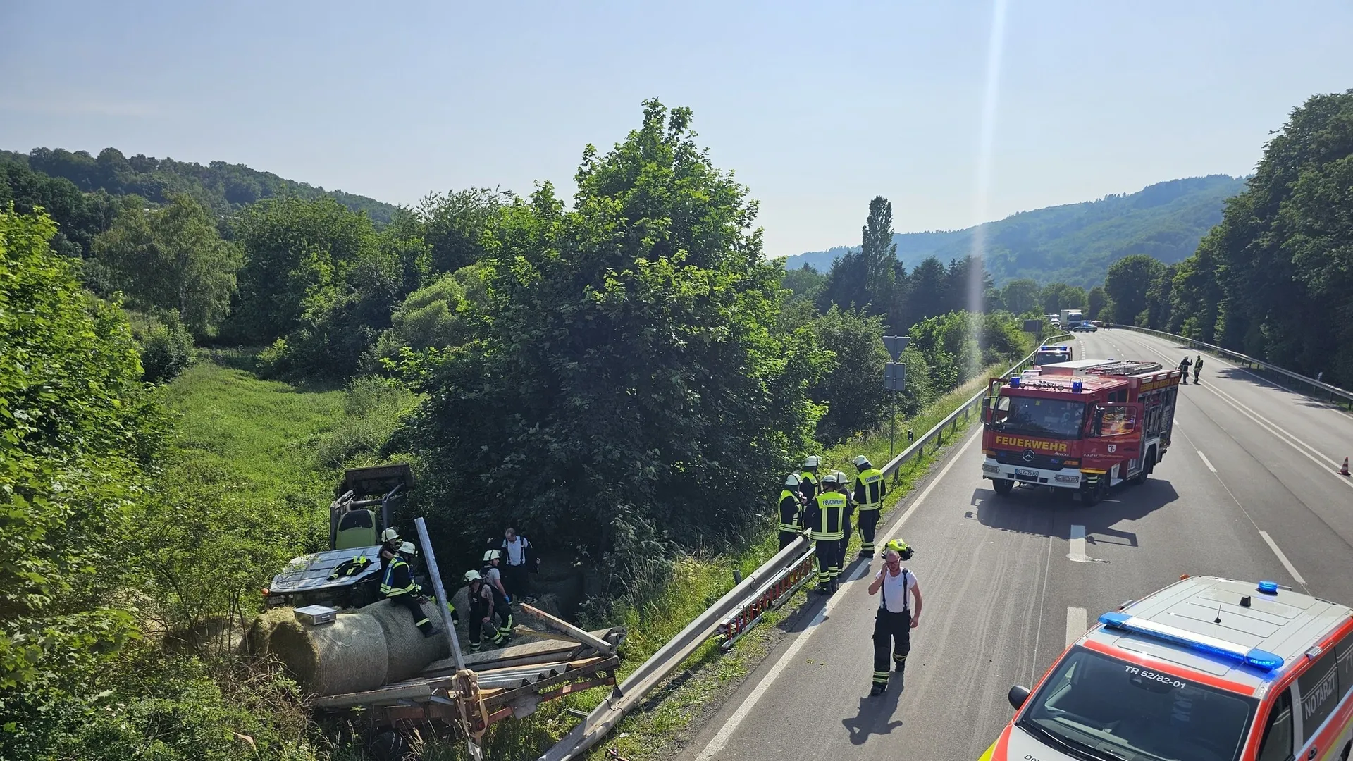Einsatzstelle mit verunfalltem Fahrzeug und Feuerwehr