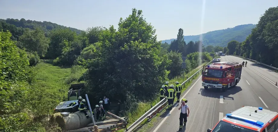 Einsatzstelle mit verunfalltem Fahrzeug und Feuerwehr