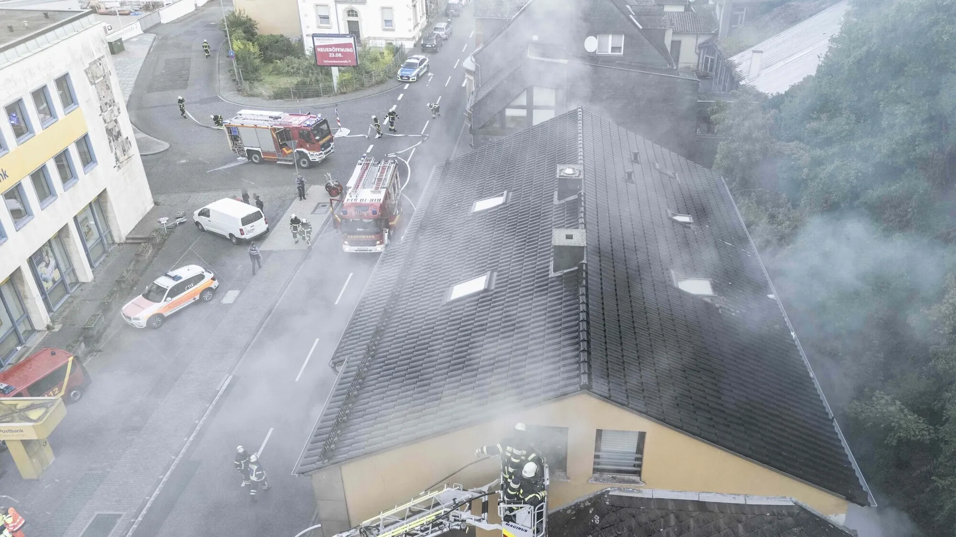 Einsatzstelle mit Drehleiter