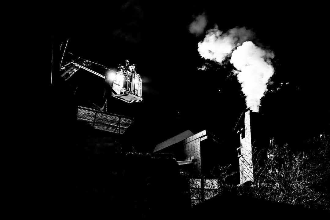 Drehleiter beim Löschen des Kamins