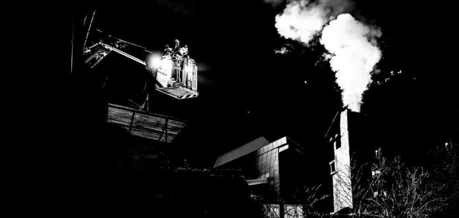 Drehleiter beim Löschen des Kamins