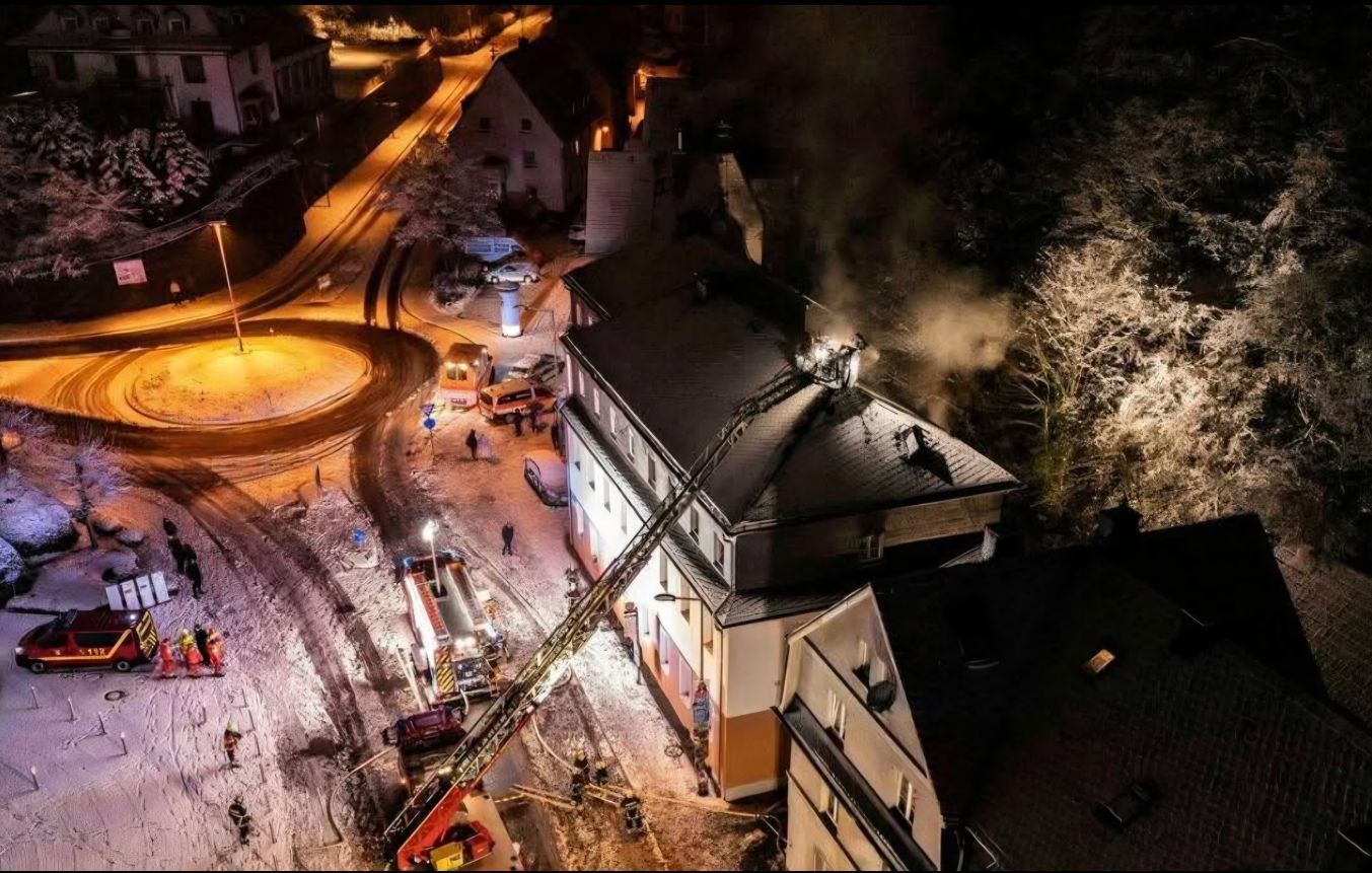 Brandbekämpfung Mehrfamilienhaus mit Drehleiter