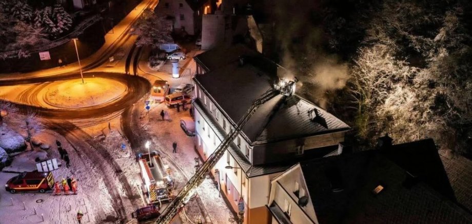 Brandbekämpfung Mehrfamilienhaus mit Drehleiter