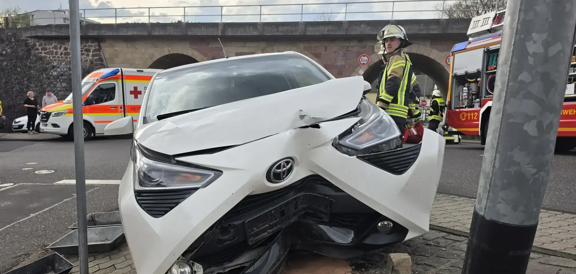 Pkw prallte an eine Straßenlaterne