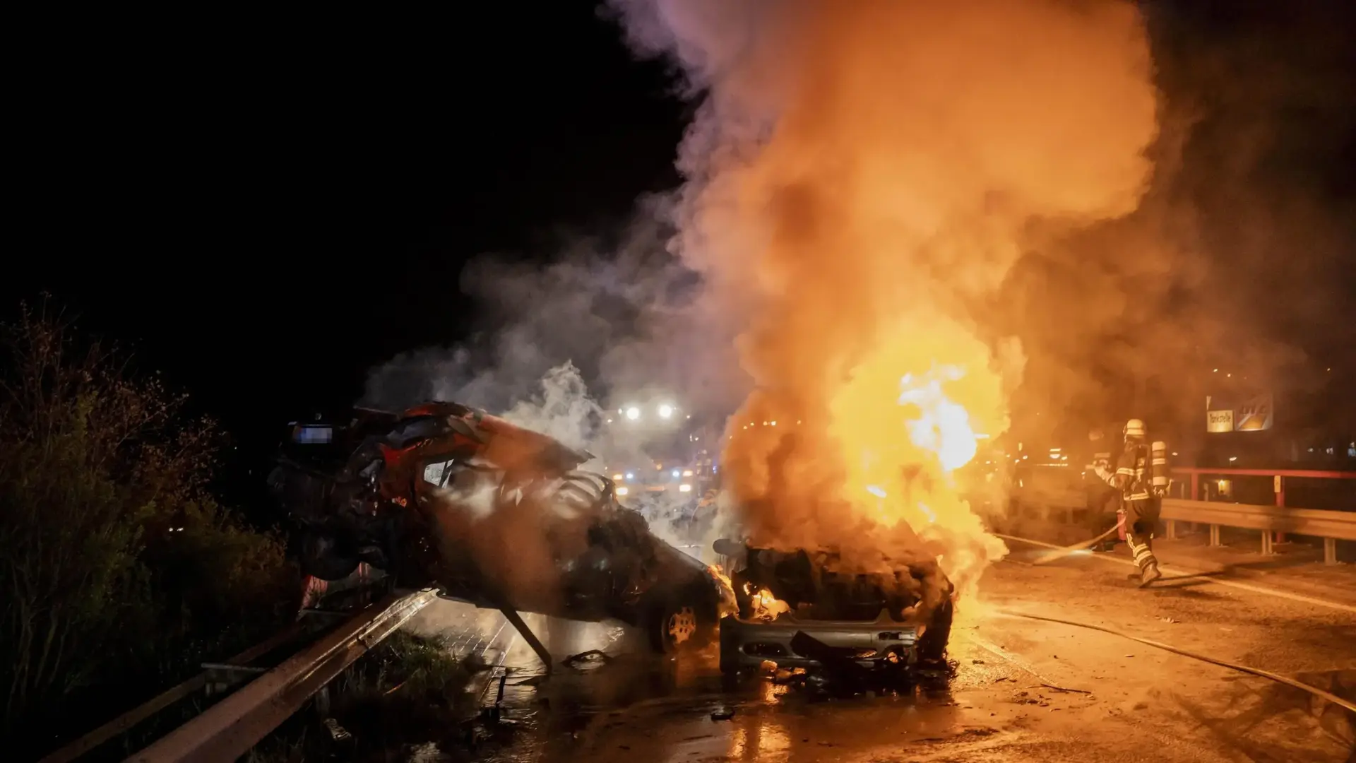 Verunfallte Pkws; ein Pkw brennt