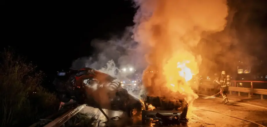 Verunfallte Pkws; ein Pkw brennt