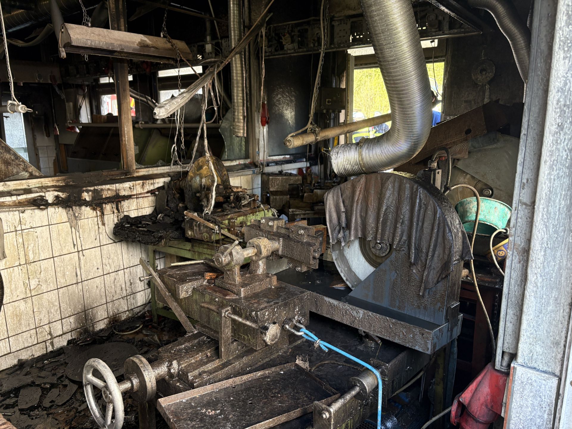 Vom Brand beschädigte Maschine