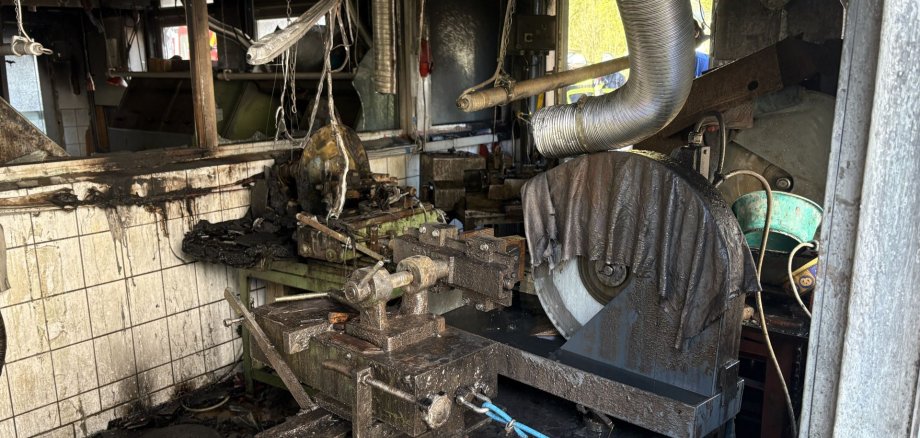 Vom Brand beschädigte Maschine