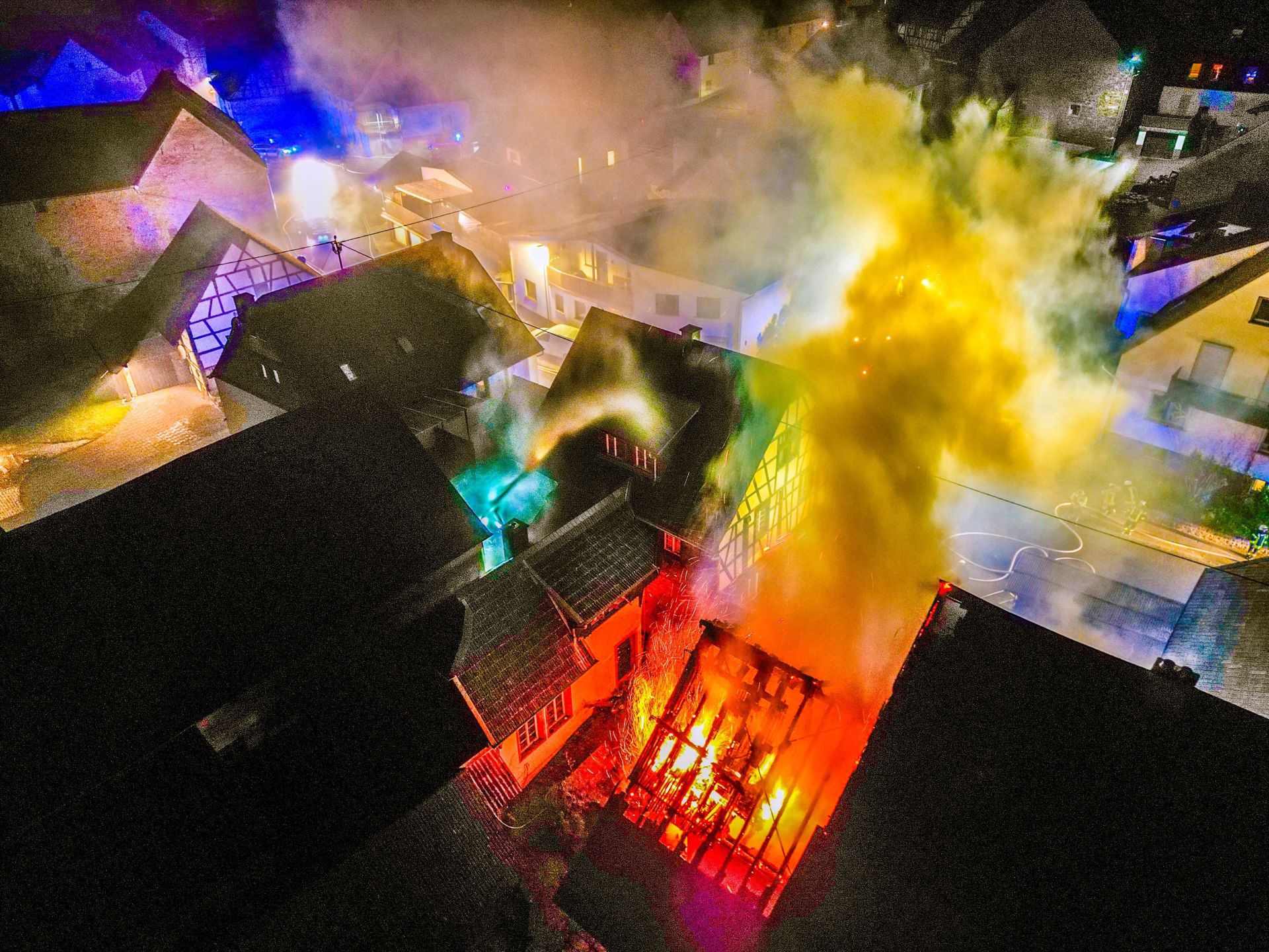 Drohnenaufnahme von brennendem Haus