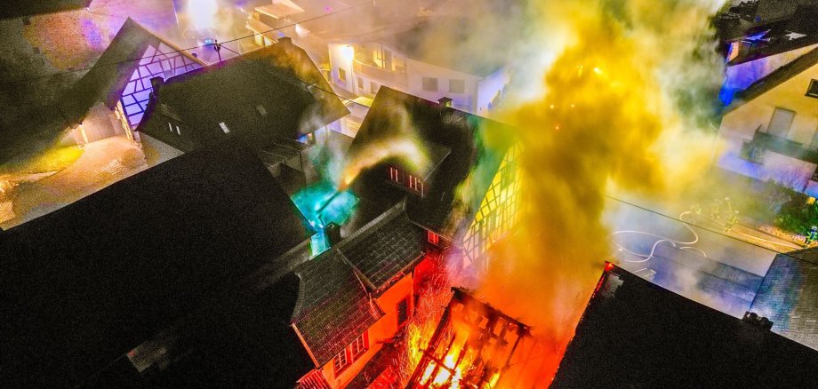 Drohnenaufnahme von brennendem Haus