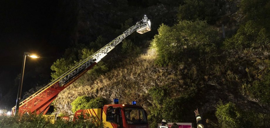 Drehleiter am Hang, Bergung verletze Frau