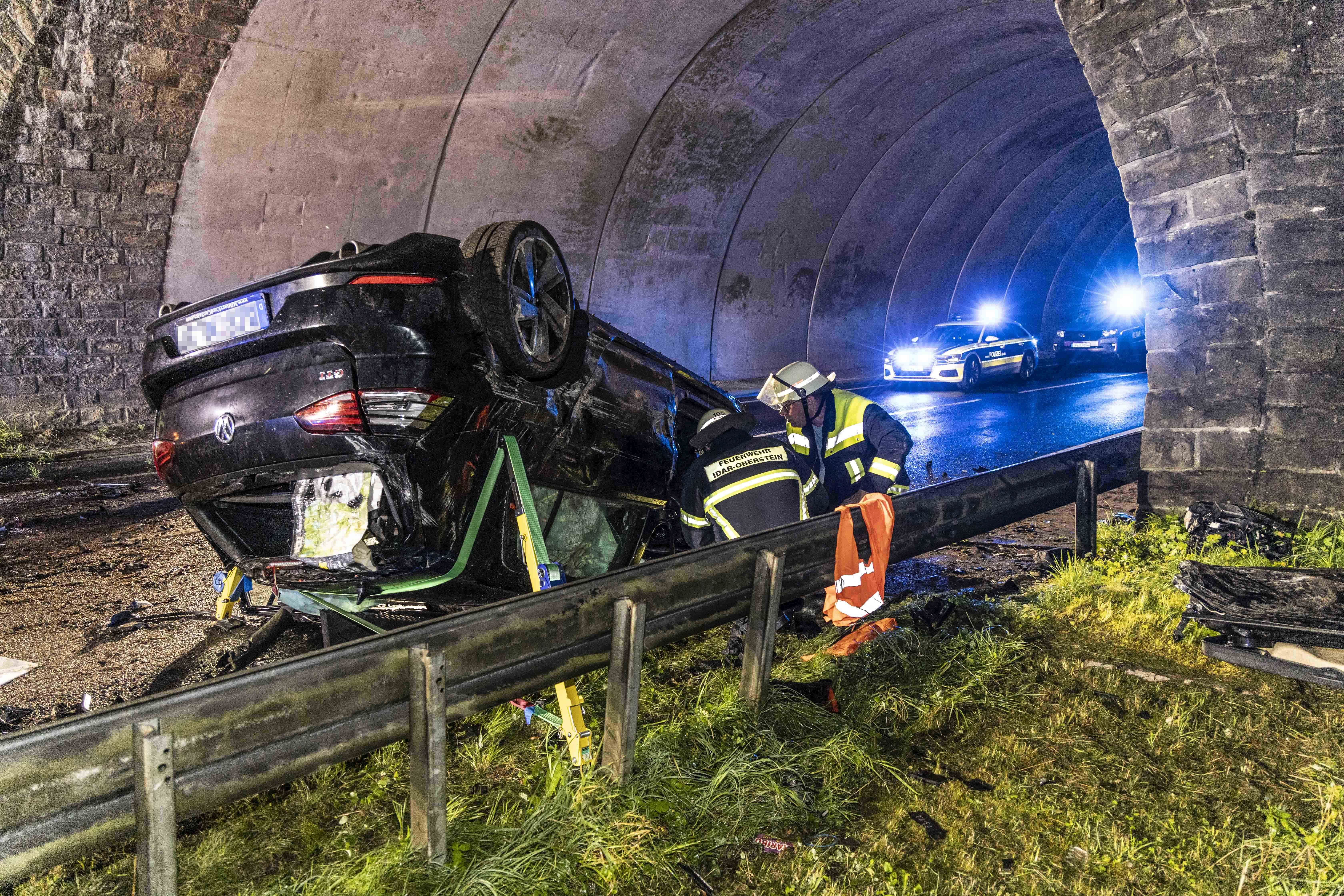 Verunfallter Pkw auf dem Dach liegend