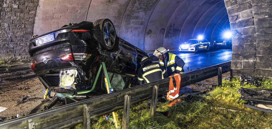 Verunfallter Pkw auf dem Dach liegend