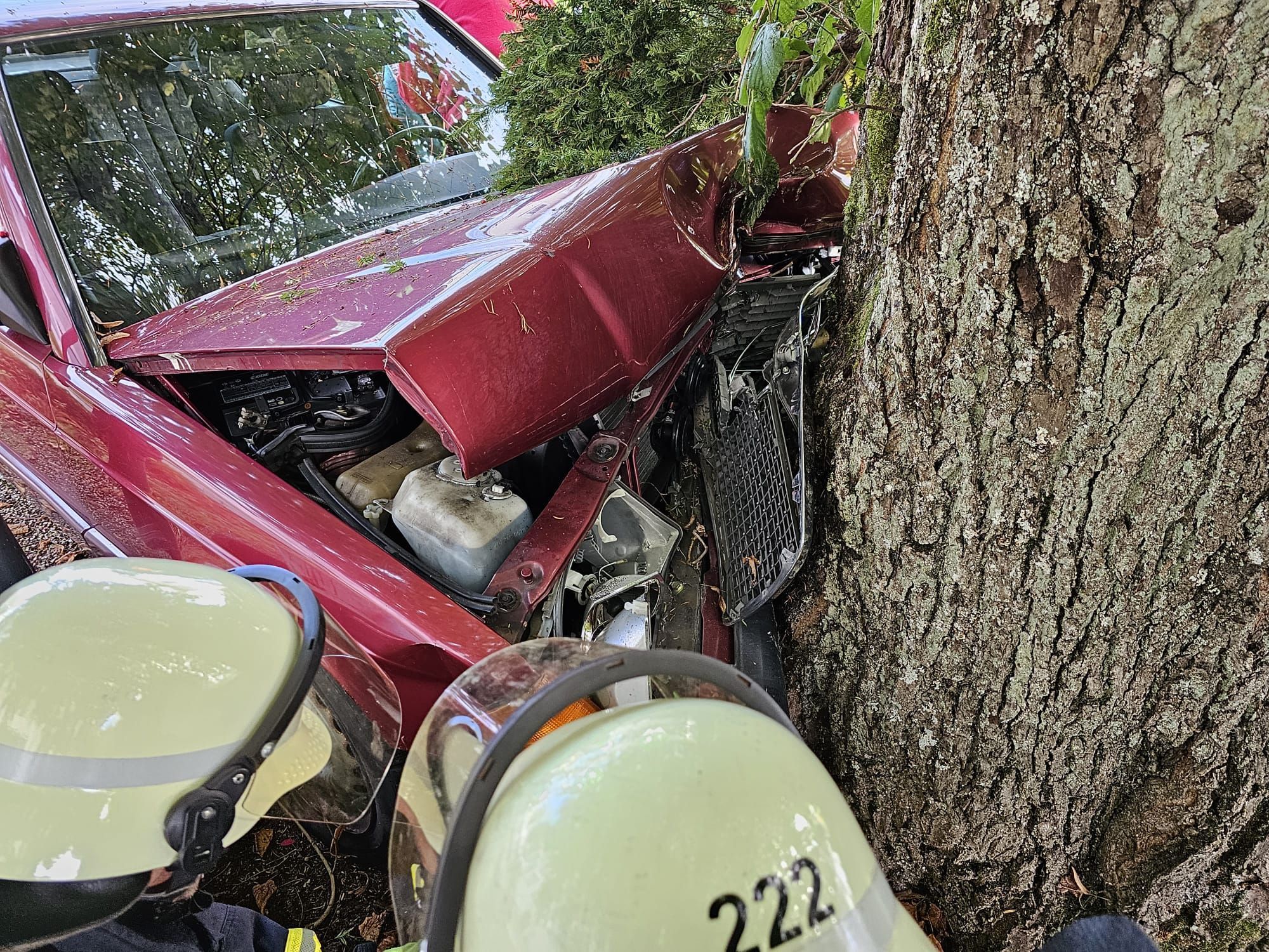 Pkw gegen Baum gefahren