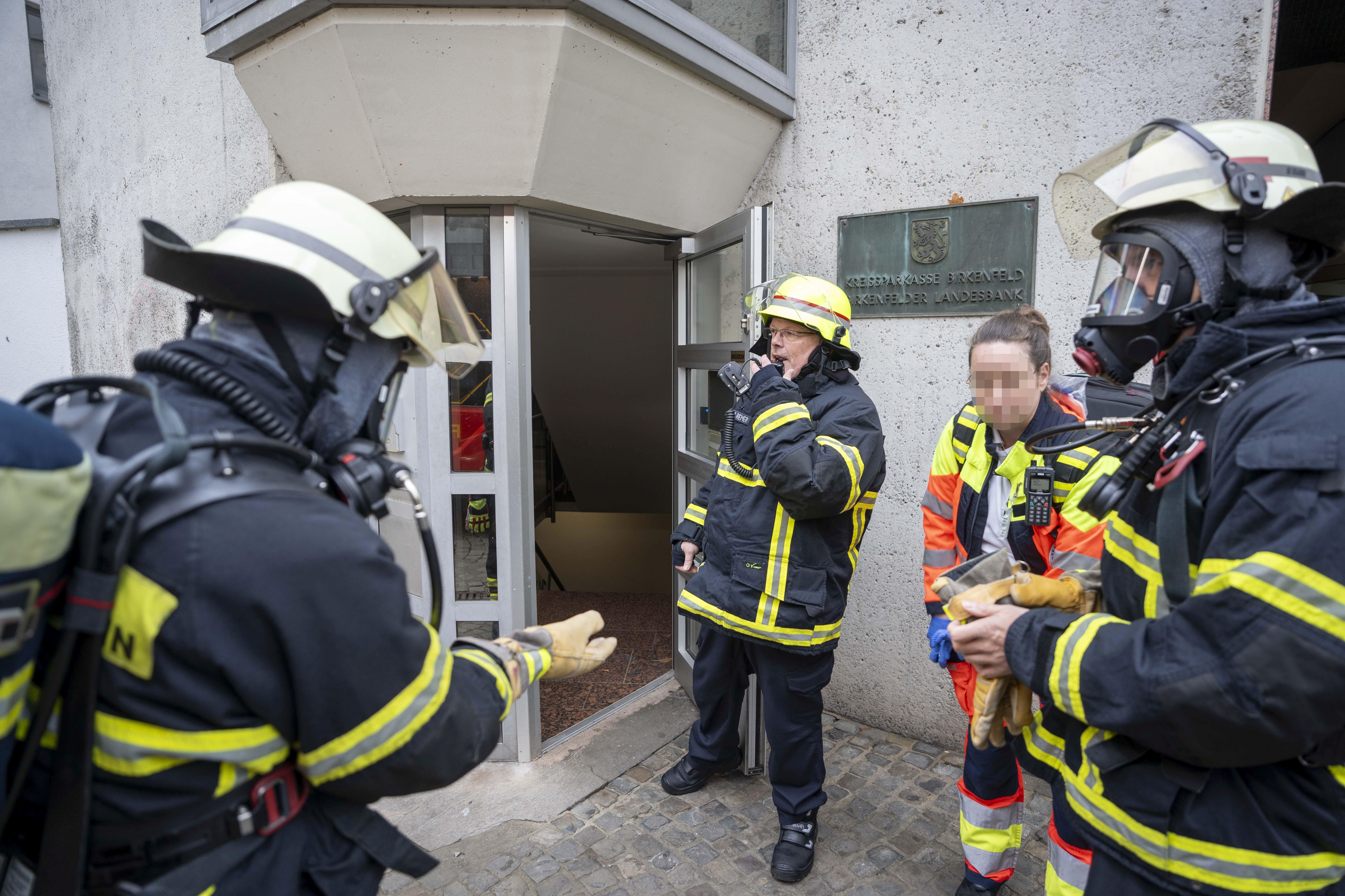 Feuerwehrangehörige vor Einsatzobjekt