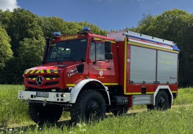 TLF 3000-W, Unimog steht auf Wiese