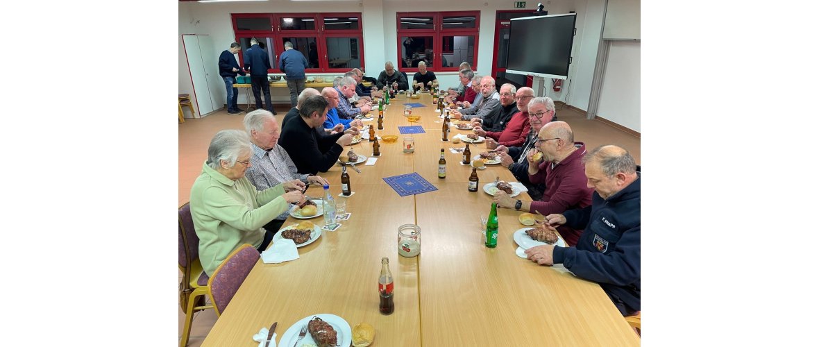 Kameraden beim Spießbratenessen