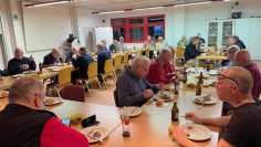 Alterskameraden beim Spießbratenessen