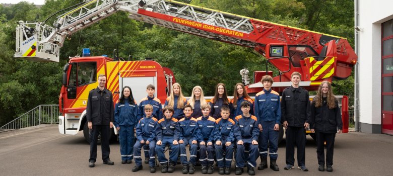 Jugendfeuerwehr, Wache 2, vor Drehleiter