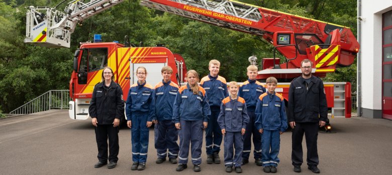 Jugendfeuerwehr, Wache 3 vor Drehleiter