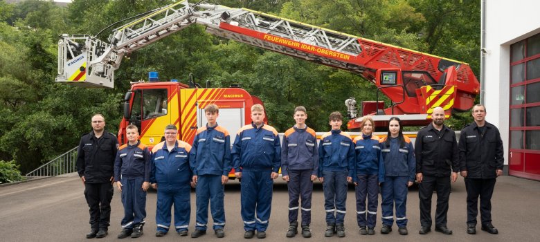 Jugendfeuerwehr, Wache 4 vor Drehleiter